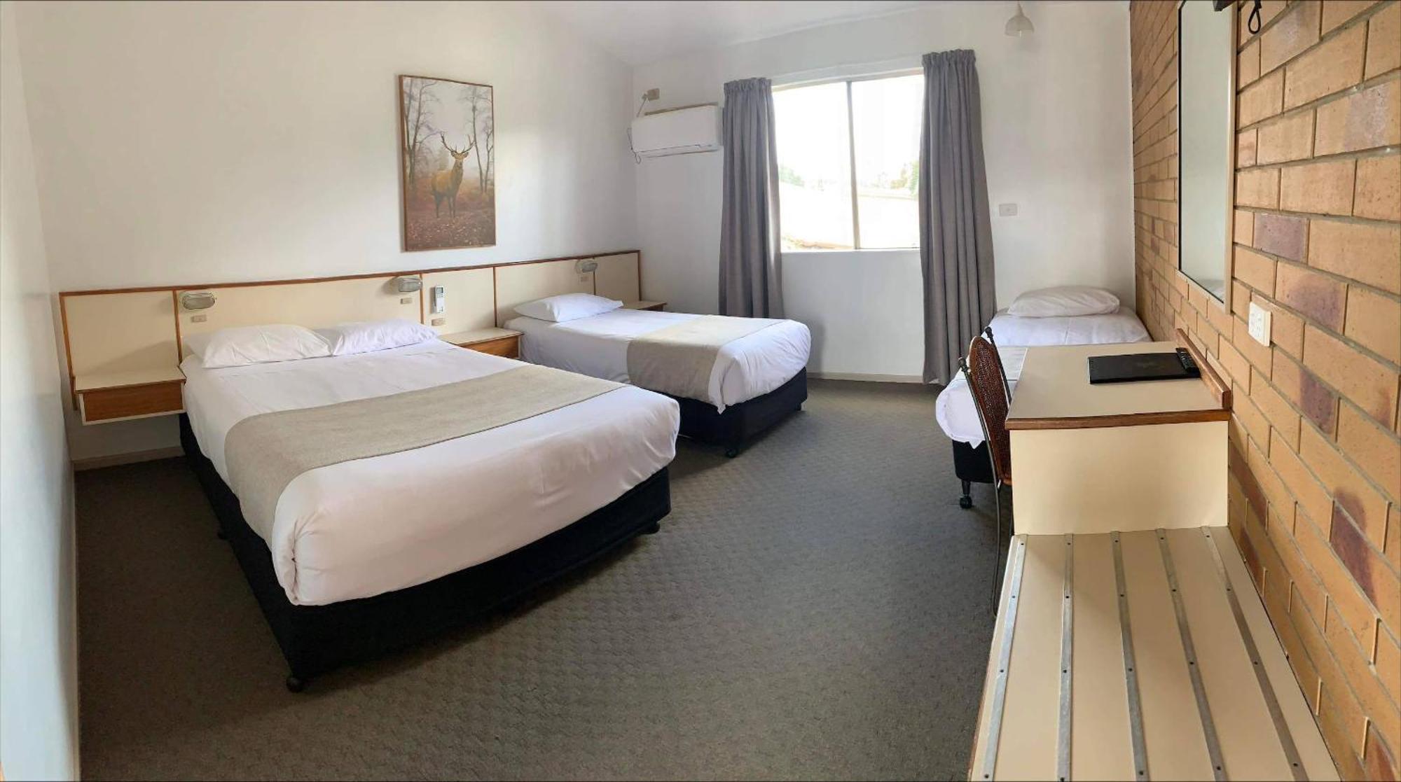 Wild Scotsman Motor Inn Gin Gin Qld Dış mekan fotoğraf